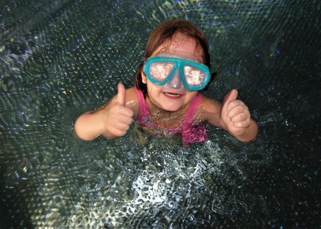 Marie-Sophie hat Spaß beim Tauchen und Herumtollen im Steyrer Hallenbad. Die BezirksRundschau verlost Eintritte!