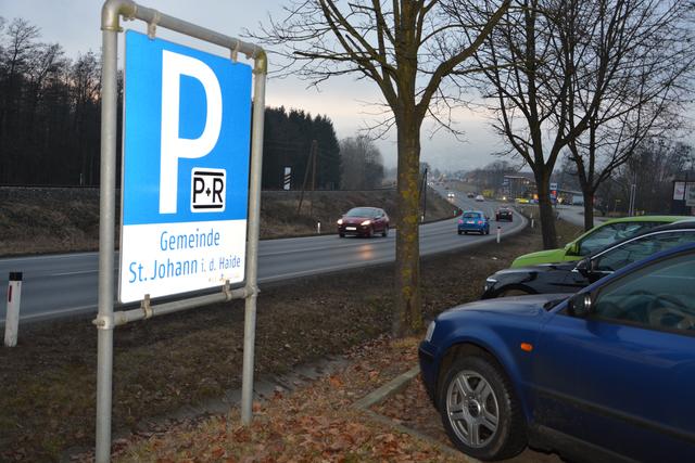 Pendler zieht es in die Bezirkshauptstadt Hartberg: Stark frequentiert ist darum auch täglich der Park & Ride Parkplatz in St. Johann in der Haide.