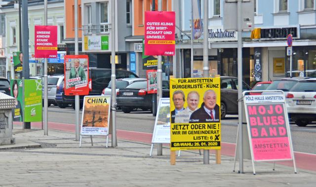 Die Amstettner Innenstadt als Plakatdschungel.