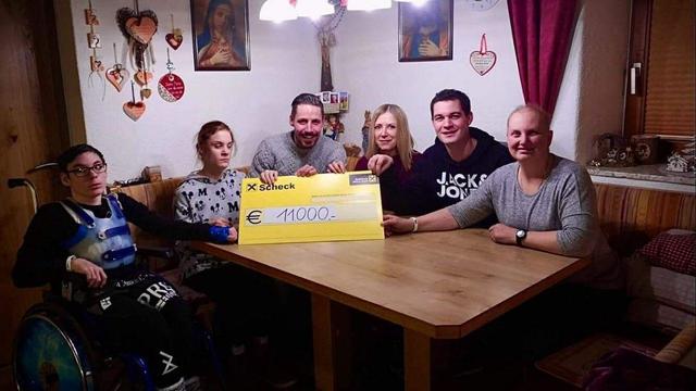 Scheckübergabe an Familie Brugger: v.l. Matthias und Tanja Brugger, Philipp Steiner, Christine Gasser (Vinothek, Lienz), Manuel Assmair (Stöckl-Pub, Lienz) und Michaela Brugger.