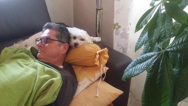 Die kleine Mali muss als Polster herhalten | Foto: Hannelore Liess