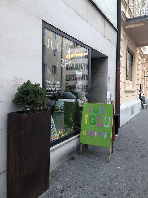 Beim Stadtspaziergang durch das Andräviertel wurde das Jugendzentrum Iglus besucht. | Foto: sm