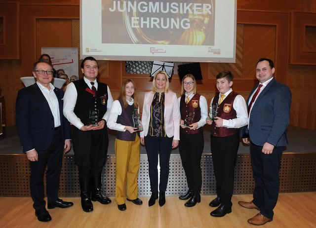 Jugendlandesrätin Daniela Winkler, Peter Reichstädter (Obmann Blasmusikverband Burgenland) und Marton Ilyes (Jugendreferent Blasmusikverband Burgenland) mit den Ausgezeichneten Verena Welkovits, Barbara Bugnar, Thomas Bugnar und Michael Artner