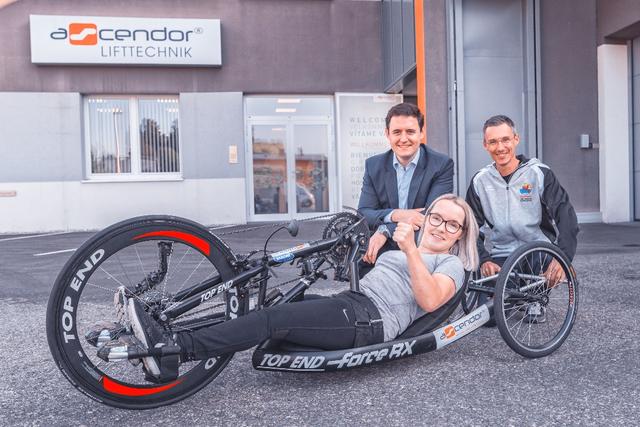Handbikerin Elisabeth Egger (m.) mit Ascendor Geschäftsführer Maximilian Priglinger (l.) und Marathonläufer Günther Weidlinger (r.).