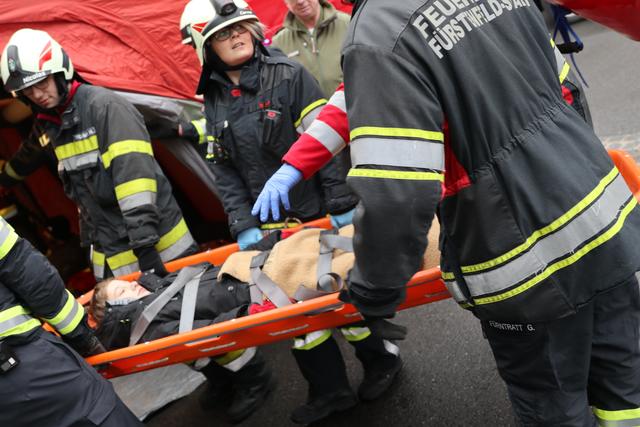 Nach "Gebäudeeinsturz": Die Opfer mussten im Rahmen der Themenübung von den Kameraden der FF Fürstenfeld lokalisiert, erstversorgt und zum eingerichteten Sanitätssammelplatz transportiert werden, wo sie von Feuerwehr- und Rettungssanitätern übernommen wurden.