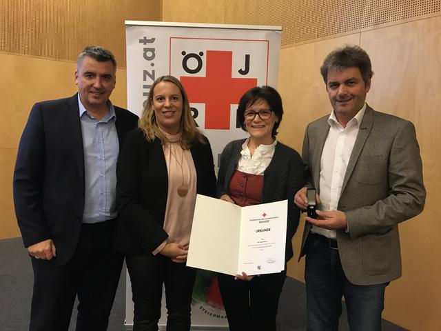 Oliver Kölli, stellvertretender Landesleiter des ÖJRK, Bezirksleiterin Petra Hackl, Schulreferentin Josefa Fuchs und Fehrings NMS-Direktor Johann Wendler (v.l.).