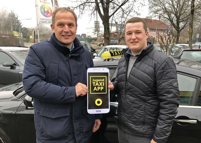 ÖVP-Bezirksgeschäftsführer Christian Mader (l.) und JVP-Obmann Ludwig Seiringer freuen sich auf die Jugendtaxi-App. | Foto: OÖVP/Großruck