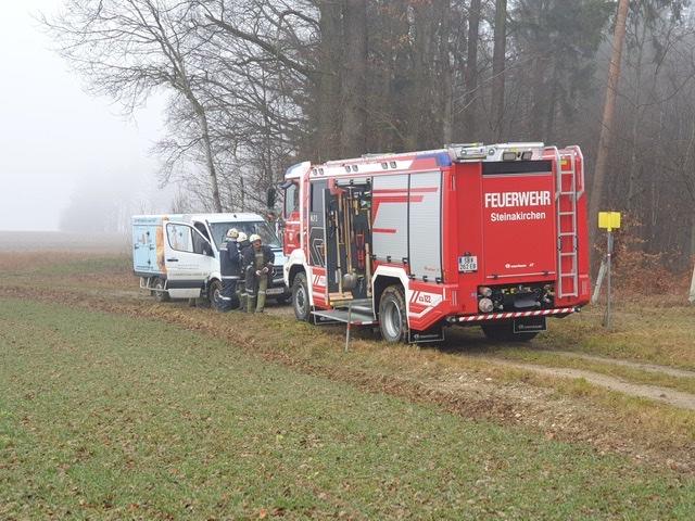 In Reith bei Weinberg musste ein Lieferwagen geborgen werden.