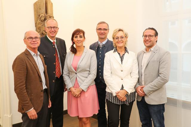 Beim Gespräch im Chiemseehof: LH-Stv. Christian Stöckl, Landtagsabgeordneter Manfred Sampl, Landesrätin Maria Hutter, Klaus Mittendorfer (Direktor Multiaugustinum), Maria Meusburger und Markus Widlroither (beide SALK).