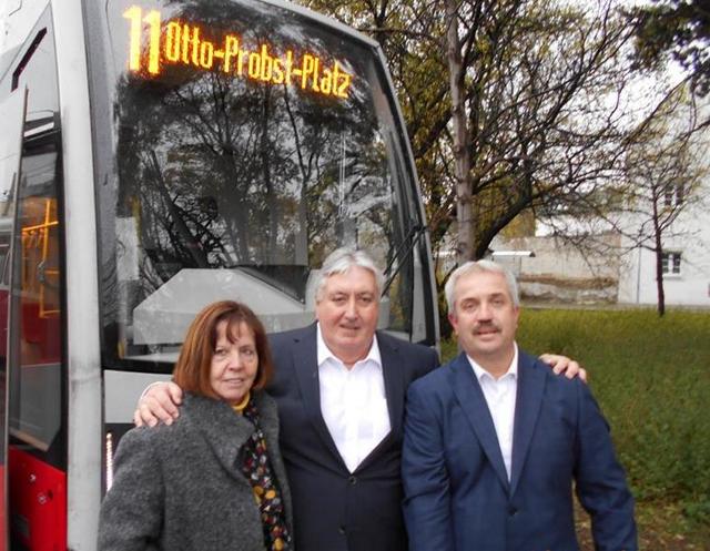 Eleonore und Paul Stadler mit Bezirksrat Michael Felsner (v.l.) setzen sich für die Unterschriftenaktion ein.  | Foto: BV 11