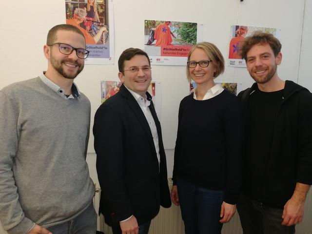 Markus Steinbichler (l.) und Daniel Dutkowski (r.) von der GB* mit Michaela Schüchner und Meidlings Bezirkschef Wilfried Zankl.