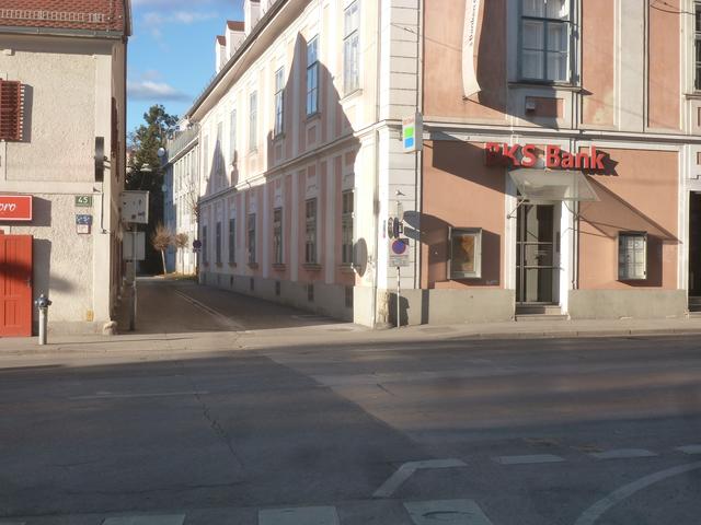 Autofreundlicher Geh- und Radweg in Graz Geidorf. Die Kamera funktioniert nicht, der Poller in der Straßenmitte wurde entfernt, die Geh- und Radweg-Tafel so verdreht, dass sie als solche nicht erkennbar ist...