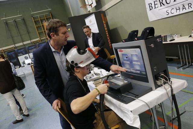 An vielen Ständen der Schärdinger Lehrlingsmesse gibt es Mitmach-Angebote für die jungen Besucher.
