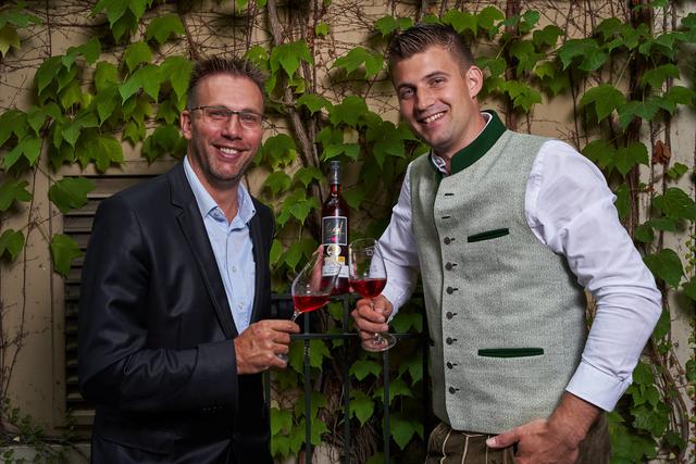 Michael Strohmeier vom Peiserhof (rechts im Bild) steht in den Startlöchern für das Finale der Jungwinzer-Trophy in Gergely’s Schlossquadrat, hier mit GF Jürgen Geyer, Initiator des Jungwinzer-Wettbewerbs.