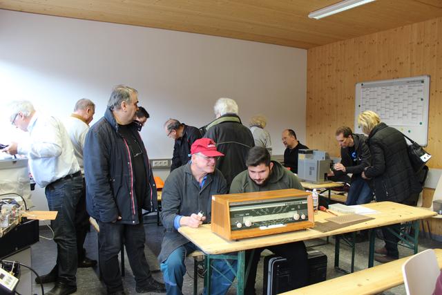Neben der Reparatur funktionsuntüchtiger Kleingeräte sorgt das Repaicafé Leoben auch für einen generationenübergreifenden Austausch.