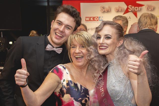 Salzburger Friseur Florian Haslauer ist unter den Gewinnern der "Goldenen Locke", im Bild mit Gabriele Schwenk und Model Hannah Gollackner