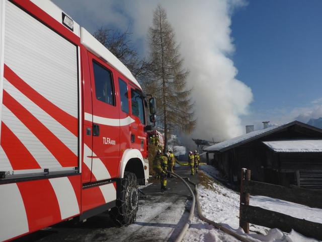 In Taxenbach stand am 20. Jänner ein Stallgebäude in Vollbrand, nun gibt es Neuigkeiten bezüglich der möglichen Brandursache.  | Foto: FF/LFV SBG