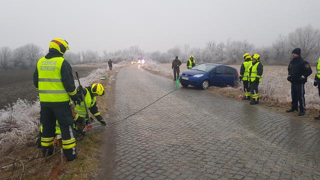 Die Feuerwehr Bruckneudorf musste ein Auto bergen.