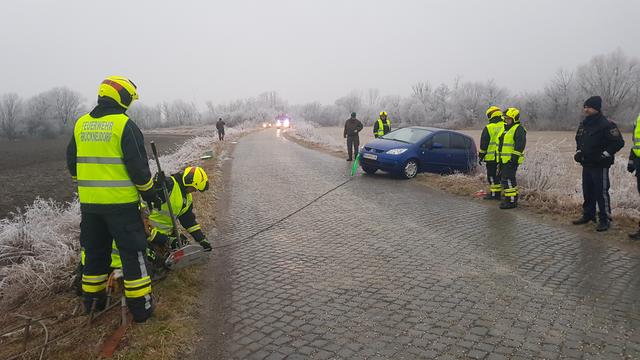 Die Feuerwehr Bruckneudorf musste ein Auto bergen.  | Foto: FF Bruckneudorf