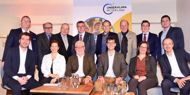 Gerhard Maier, Sybille Chiari, Manfred Nigl, Gregor Danzinger, Eva Otepka und Jürgen Schneider mit den Ehrengästen.
Foto: Schleich