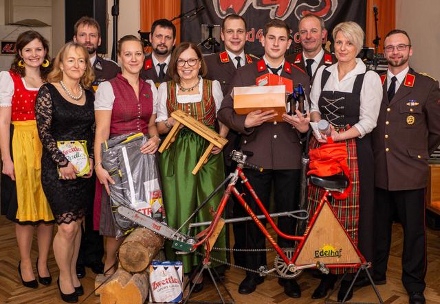 Die Gewinner des Schätzspieles mit dem Kommando der FF Pehendorf (v.l.): Anna Wagner, Margit Hammerl, Gerald Wimmer, Katharina Steininger, Johann Wenigwieser, Elfriede Wallner, Richard Groiß, Florian Fröschl, Josef Beneder, Sonja Müllner und Daniel Bretterbauer.