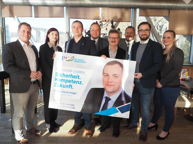 FPÖ-Bezirksparteiobmann Marco Triller mit den Kandidaten für Leoben: Rebecca Grossmann, Daniel Geiger, Johann Mogeritsch, Gerd Krusche, Thomas Angerer, Florian Wernbacher, Julia Schlacher (v.l.)