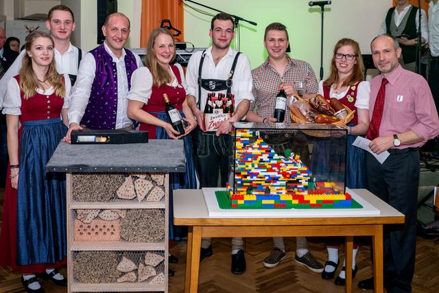 Die Gewinner des Schätzspiels (Werner Krammer, Johannes König und Jakob Maurer) mit Leiterin Katharina Hahn, Obmann Johannes Wagner, Daniela Wimmer, Magdalena Krammer und Clemens Hammerl.