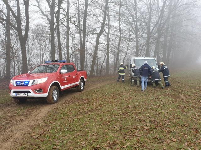 In Reith bei Weinberg musste ein Lieferwagen geborgen werden.