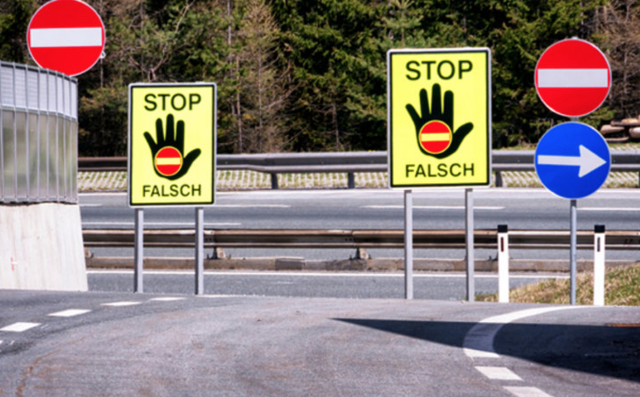 Mehr als 400 solcher Geisterfahrer-Warntafeln warnen im Abfahrtsbereich der österreichischen Autobahnen. | Foto: ÖAMTC