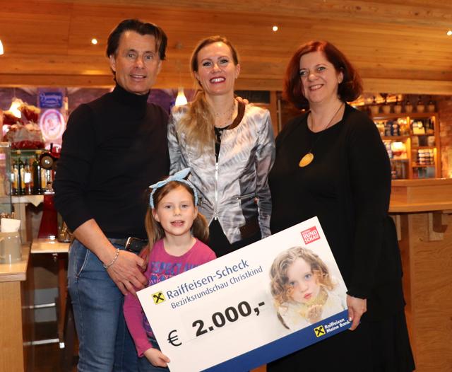 Jirina und Rüdiger Leimer mit Tochter Karoline und BezirksRundschau-Werbeberaterin Petra Stix (r.).