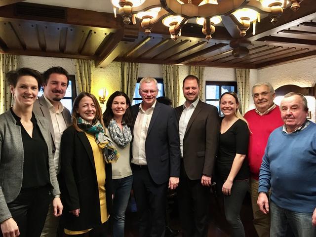 Ein Zwischenstopp in Baumgarten: Petra Pankl, Stefan Neubauer, Heidemarie Krems, Melanie Eckhardt, Thomas Steiner, Christian Sagartz, Julia Wagentristl, Otto Mersich, Johann Höher | Foto: ÖVP BGLD