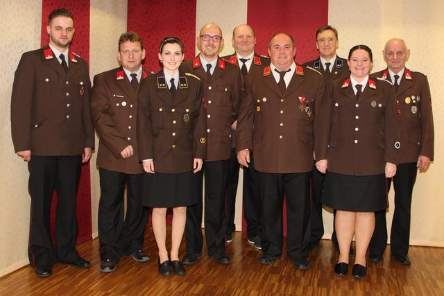 Der Ausschuss v.l.: Obermaschinist Mario Trafoier, Öffentlichkeitsbeauftragter Christian Tiefenbrunn, Schriftführerin Lisa Inwinkl, Atemschutzbeauftragter Harald Walch, Kdt.-Stv. Markus Priller, Kdt. Stefan Gruber, Kassier Franz Insam, Jugendbeauftragte Kathrin Gruber und Gerätewart Wolfgang Köck.