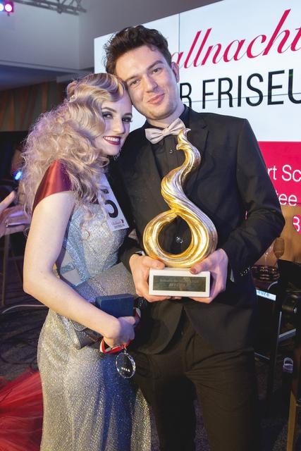 Salzburger Friseur Florian Haslauer ist unter den Gewinnern der "Goldenen Locke", im Bild mit Model Hannah Gollackner