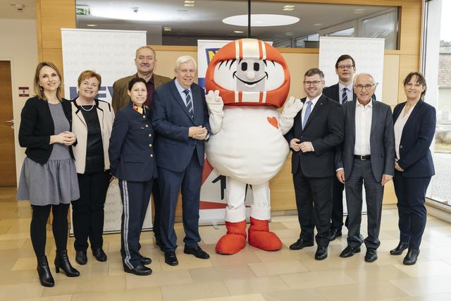 DI Sabine Kaulich (KFV), OSR Karin Hansal (Direktorin der Volksschule St. Andrä Wördern), Leutnant Nicole Trappl (Landespolizeidirektion Niederösterreich), Ing. Martin Heinrich (gf. Gemeinderat St. Andrä-Wördern), Mag. Johann Heuras (Bildungsdirektor für Niederösterreich), HELMI, DI Ludwig Schleritzko (Landesrat für Finanzen und Mobilität), Lukas Hackl ( Dr. Richard Verkehrsbetrieb und Werbe GmbH), Maximilian Titz (Bürgermeister St. Andrä-Wördern), Mag. Karin Anna Zeiler-Fidler (Dr. Richard NÖ Mitte GmbH & Co KG).