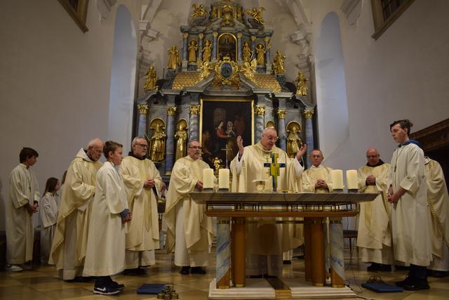 Bischof Zsifkovics zelebrierte die Messe zu Ehren des seligen Ladislaus in der Güssinger Basilika mit den Bischofsvikaren P. Lorenz Voith und P. Karl Schauer. | Foto: Gilbert Lang