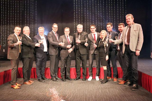 Prost aufs neue Jahr: BL Otmar Ladner, NR Franz Hörl, LR Bernhard Tilg, WK-Präsident Christoph Walser, LH Günther Platter, Alt-Bezirksobmann Anton Prantauer, Bezirksobmann Michael Gitterle, WK-Direktorin Evelyn Geiger-Anker, BR Peter Raggl, LA Benedikt Lentsch und BH Markus Maaß (v.l.). | Foto: Gabriel Kollreider
