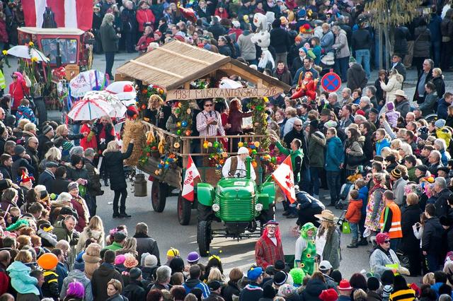 Beste Stimmung beim Ennser Faschingsumzug.