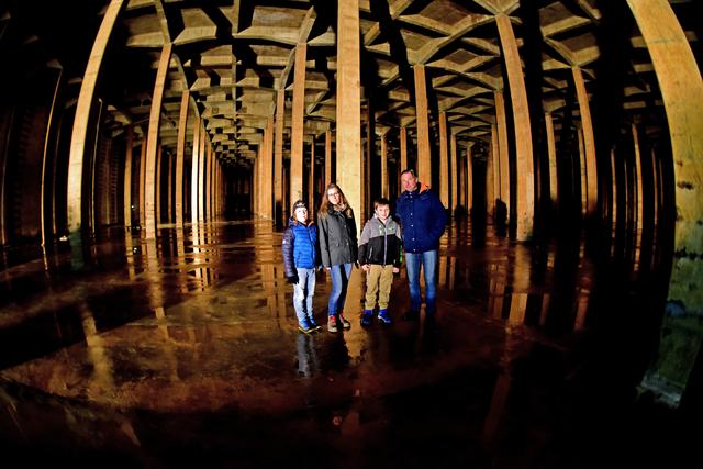 Nicky, Sandra, Patrick und Stefan in einem der gewaltigen Behälter des Wasserspeichers Neusiedl am Steinfeld.