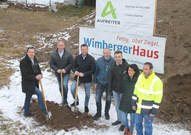 Von links: Vize-Bürgermeister Walter Kreisel, Heilmasseur Manfred Aufreiter, Wimberger-Geschäftsführer Christian Wimberger, Bauleiter Gottfried Lengauer, Hausberater Johannes Mayr, Bauamtsleiterin Maria Pointner und Polier Daniel Friesenecker.