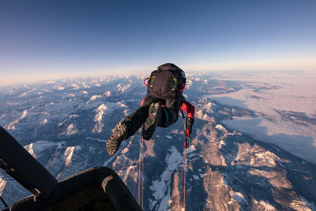 Weltrekordsprung hoch über dem Achensee: Gleitschirmflieger Mike Küng sprang in der Head-Over-Technik in 7100 Metern aus einem Heißluftballon. | Foto: Tom Klocker