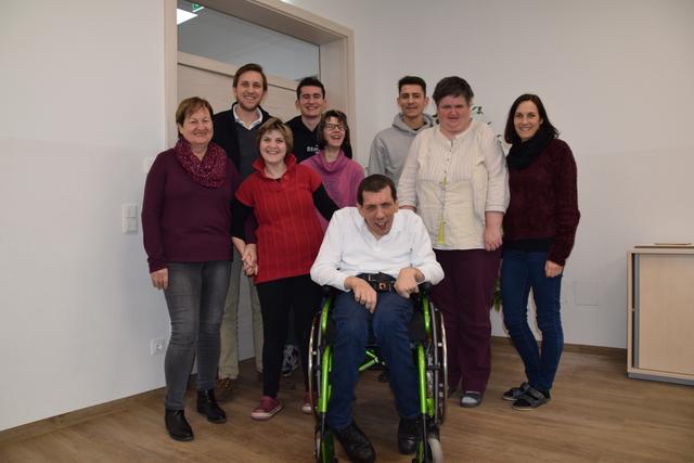 Elfriede Rosnak, ihr Team und Klienten freuen sich über die Spende.