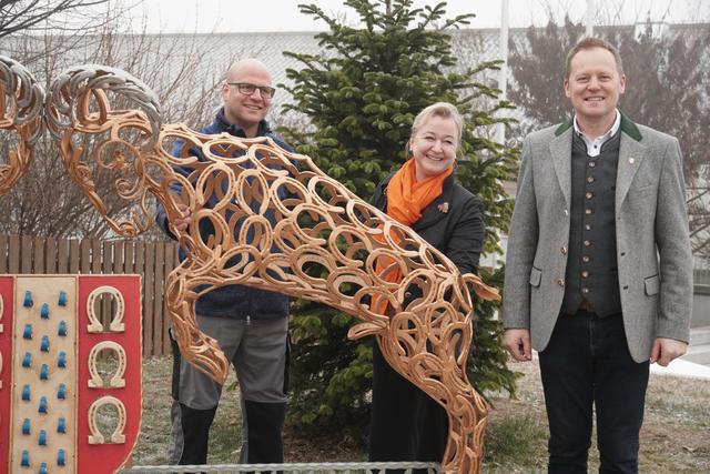 V.l.: Künstler Sascha Exenberger, Iris Absenger–Helmli (Leader Management) und Bürgermeister Peter Schlagbauer mit der neuen Hufeisenskulptur in Mortantsch.