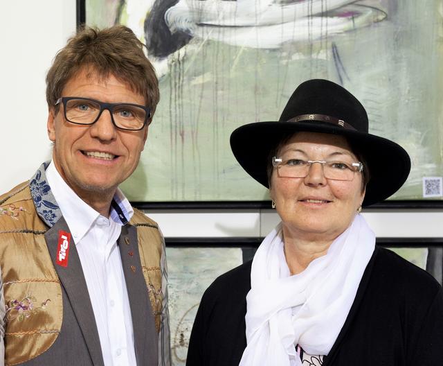 Die Walchseer Künstlerin Cäcilia Schlapper mit dem Tiroler ART-Agenten Klaus Wendling (Foto: Hans Steininger)