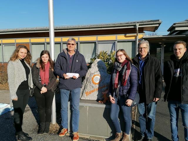 Schüler und Lehrer des Gymnasiums Jennersdorf übergaben den Erlös ihrer Verkaufs- und Spendenaktion dem "Sterntalerhof".