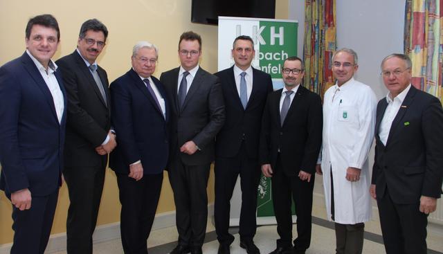 Fürstenfelds Bürgermeister Franz Jost, die Kages-Vorstände Ernst Fartek und Karlheinz Tscheliessnigg, Primararzt Walter Prager, Pflegedirektor Manfred Kaufmann, Betriebsdirektor Christian Rath, Ärztlicher Direktor Peter Krippl und Feldbachs Bürgermeister Josef Ober (v.l.).
