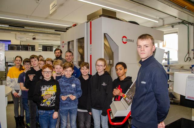 Die Schüler des Schlierbacher Gymnasiums verbrachten eine aufregende Zeit bei der Firma Haidlmair in Nußbach