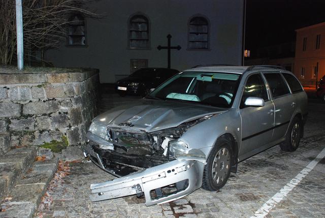 Zwei Autolenker kollidierten in St. Anton miteinander.