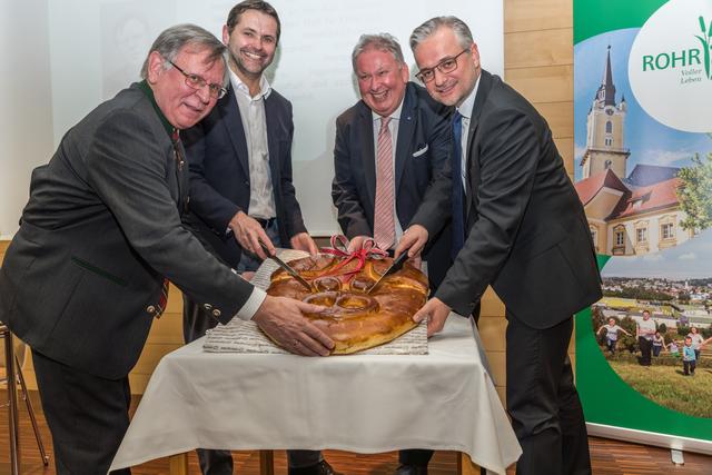 Die Veranstalter beim Anschneiden des gebackenen Sauschädels: Leopold Neuhold, Andreas Lindorfer, Manfred Stallinger, Christian Terink (v.l.).