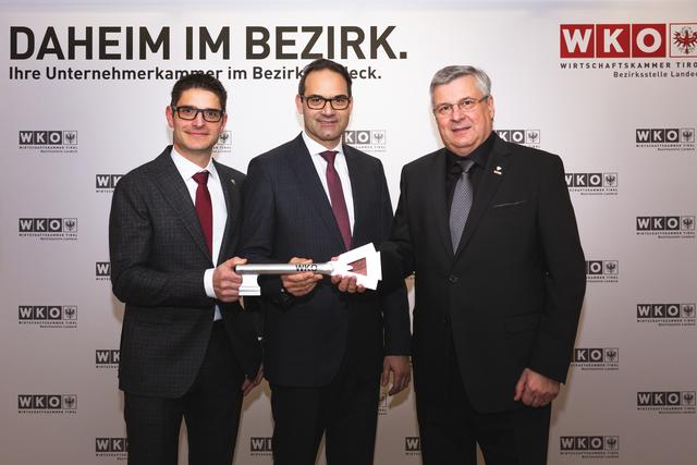 Obmannwechsel in der WK-Bezirksstelle Landeck: Im Beisein von WK-Präsident Christoph Walser überreicht Anton Prantauer (r.) den symbolischen Schlüssel der WK-Bezirksstelle an seinen Nachfolger Michael Gitterle (l.). | Foto: Gabriel Kollreider