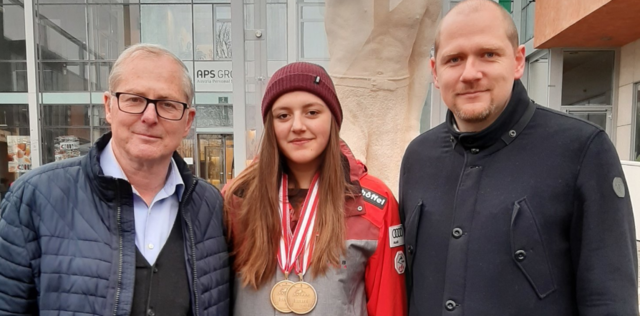 STR Johann Bernsteiner und GR Simon Grundner mit Spitzensportlerin Maria Kalintsch
